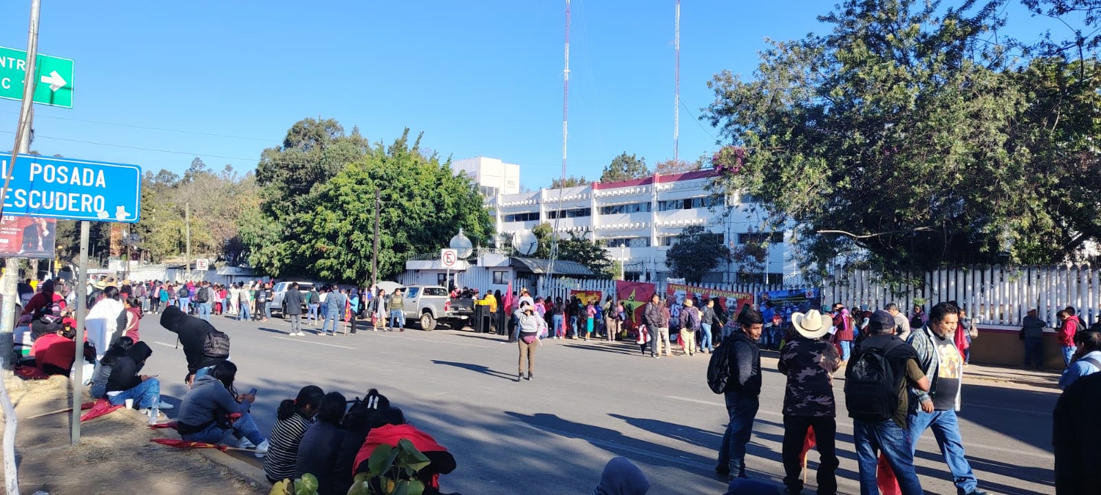 Lunes de caos en Oaxaca por marchas, tomas y bloqueos