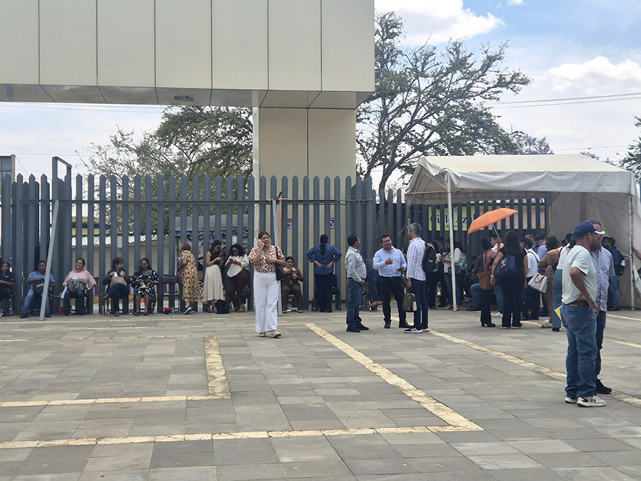 Trabajadores de base toman el Congreso de Oaxaca