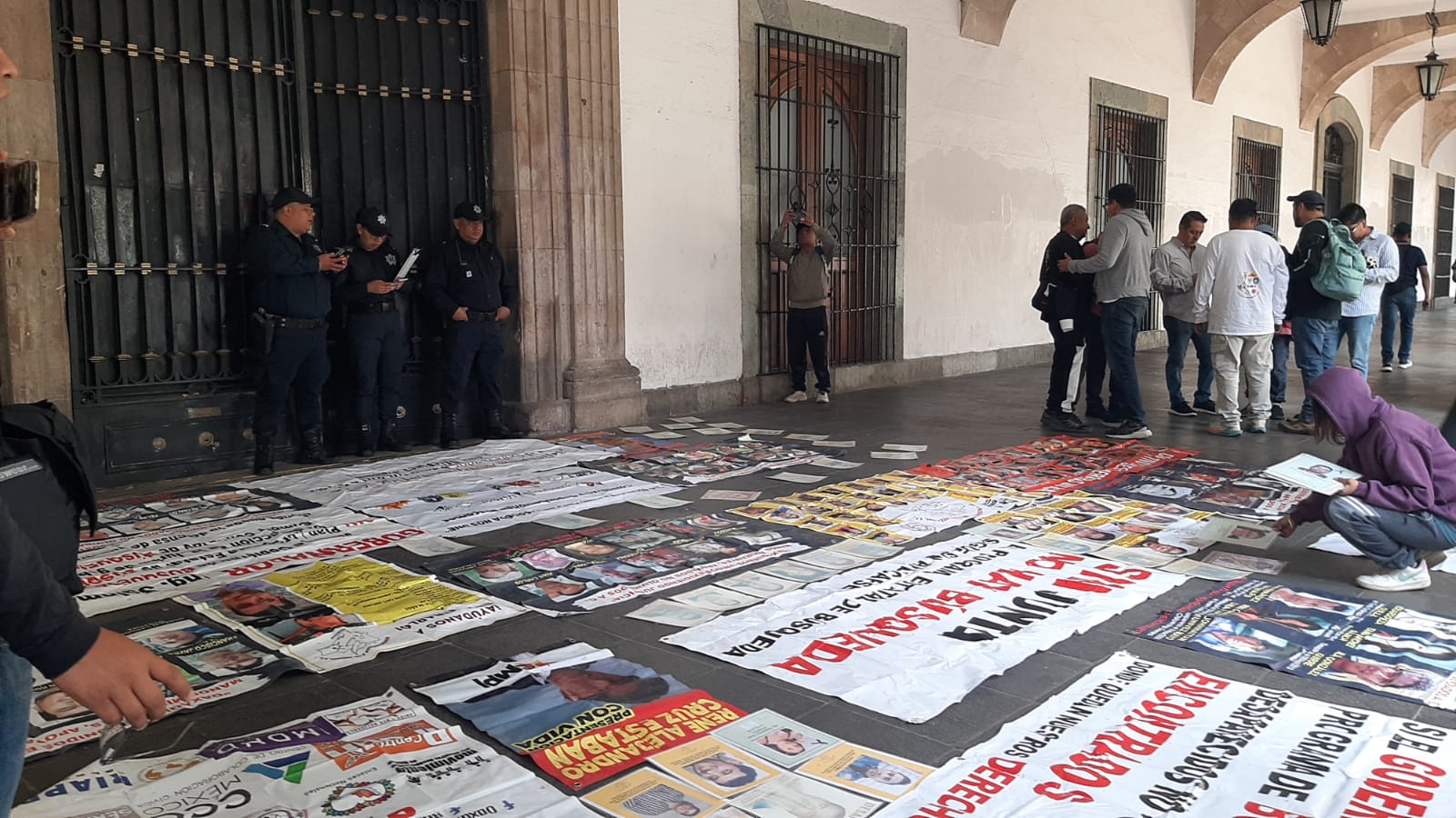 Colectivos protestan en el Palacio de Gobierno de Oaxaca